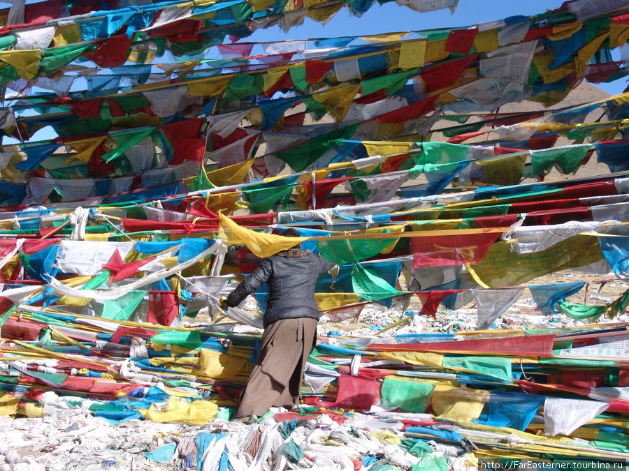 Флагов навешали так много, что в них можно запутаться Тибет, Китай