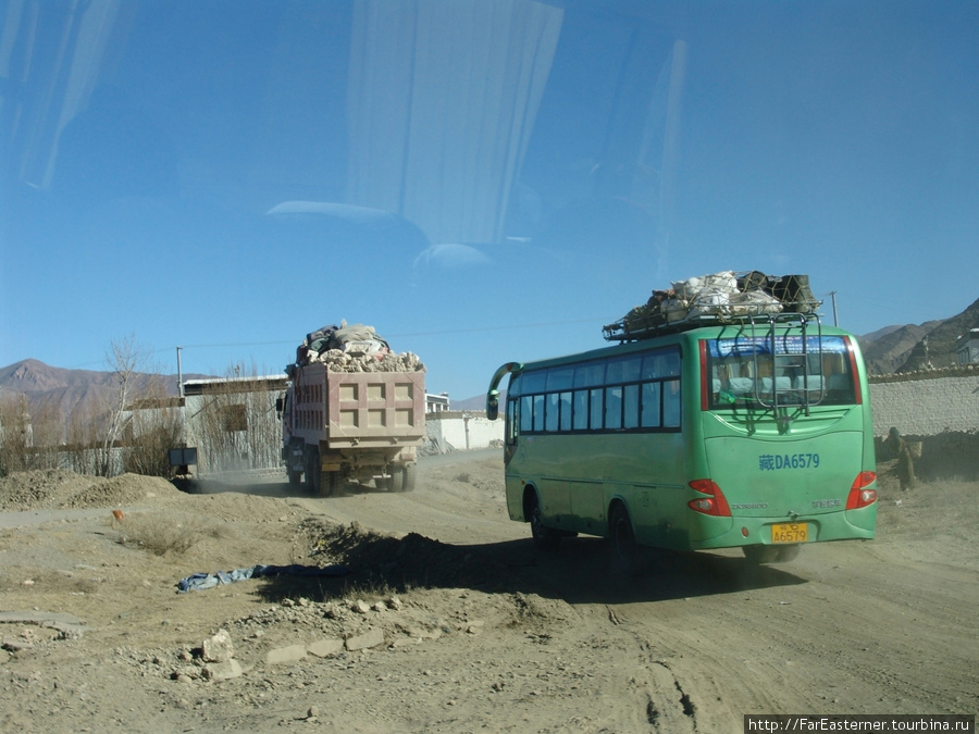 Местный транспорт в Тибете — грузовики и автобусы Тибет, Китай