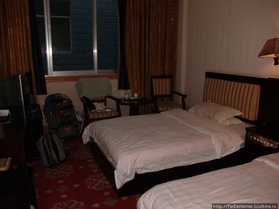внутри нашей с Майклом комнаты в отеле Qomolangma Friendship Hotel в Шигадзе Тибет, Китай