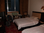 внутри нашей с Майклом комнаты в отеле Qomolangma Friendship Hotel в Шигадзе