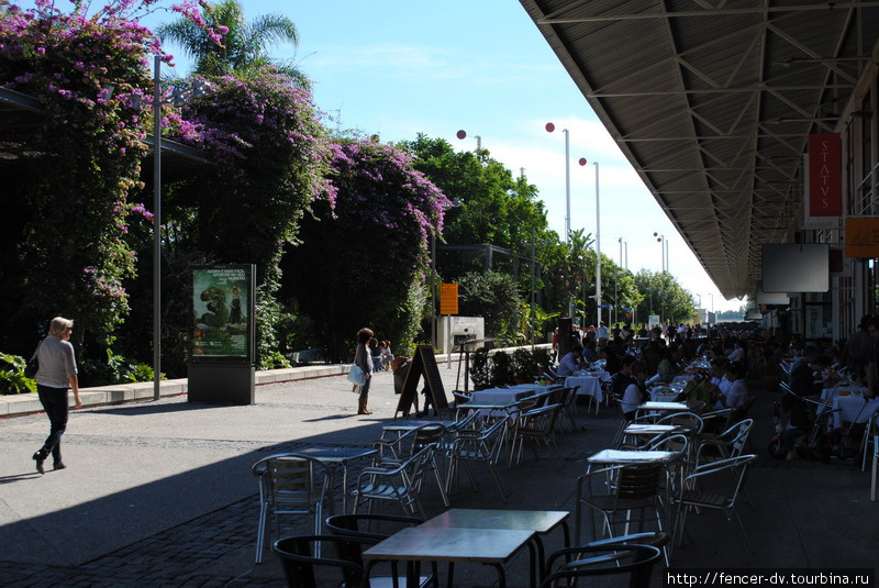 Рестораны и цветочные сады делают это место отличным местом отдыха Лиссабон, Португалия