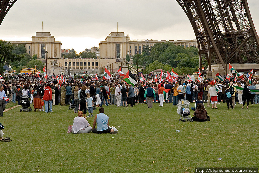Митинг под Эйфелевой башней Франция
