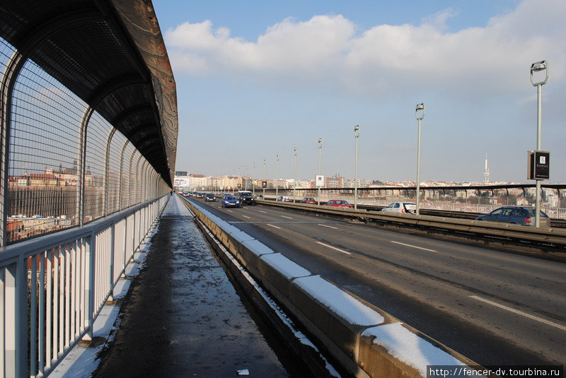 Метромост защищен сеткой, но пейзаж это сильно не портит Прага, Чехия