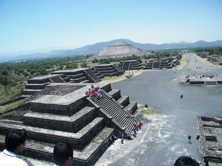 Вид на пирамиду Солнца с пирамиды Луны Мехико, Мексика