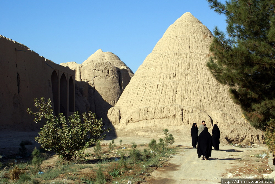 Пирамида снаружи крепостной стены Кашан, Иран
