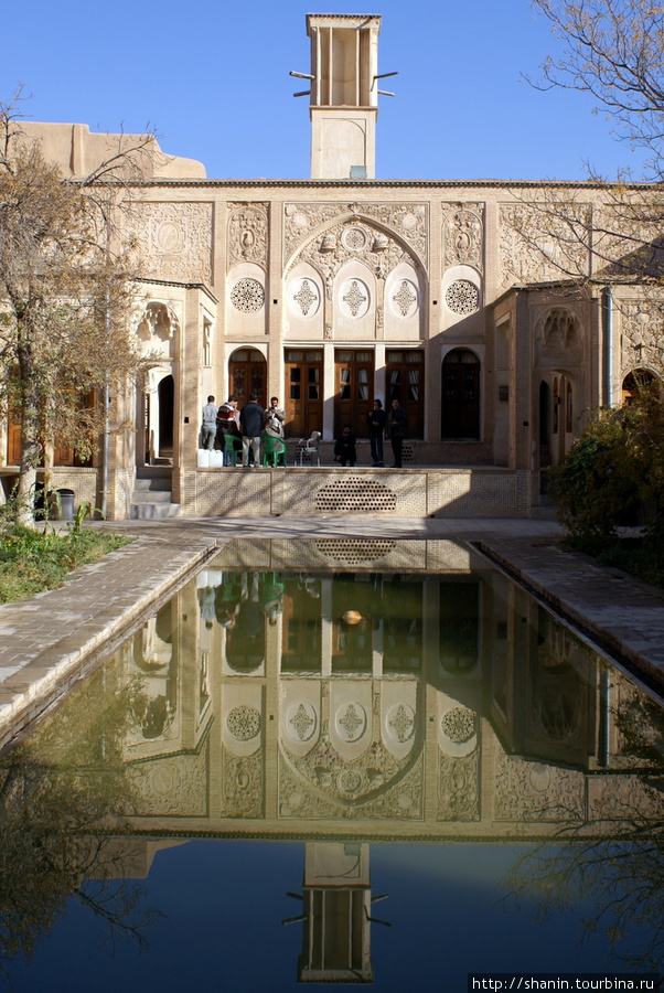 Во внутреннем дворе в доме Боруджерди Кашан, Иран