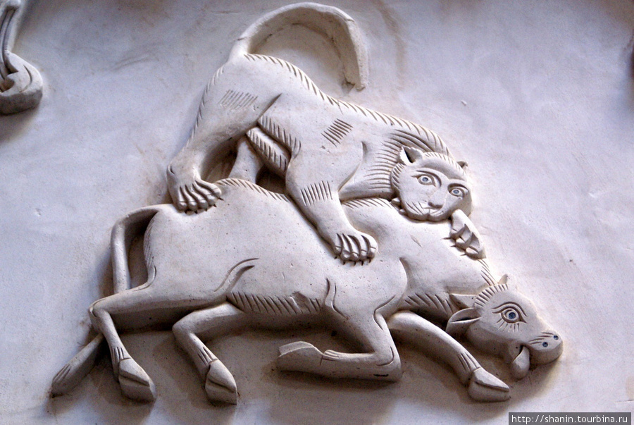 Лев и буйвол на стене Кашан, Иран