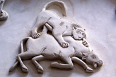 Лев и буйвол на стене