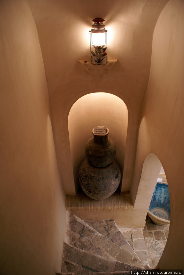 В узком коридоре — лестница на второй этаж Кашан, Иран