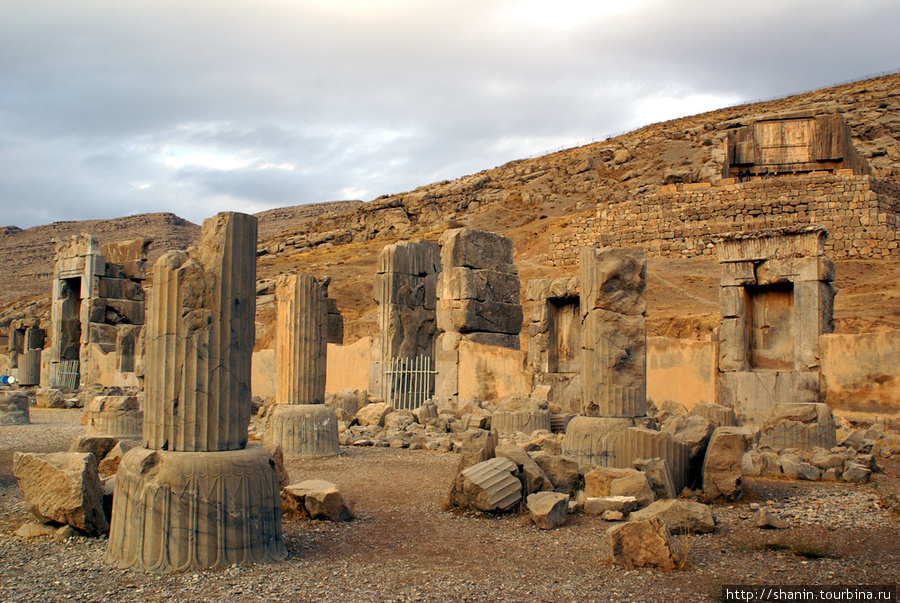 Колонны в Персеполе Персеполь древний город, Иран