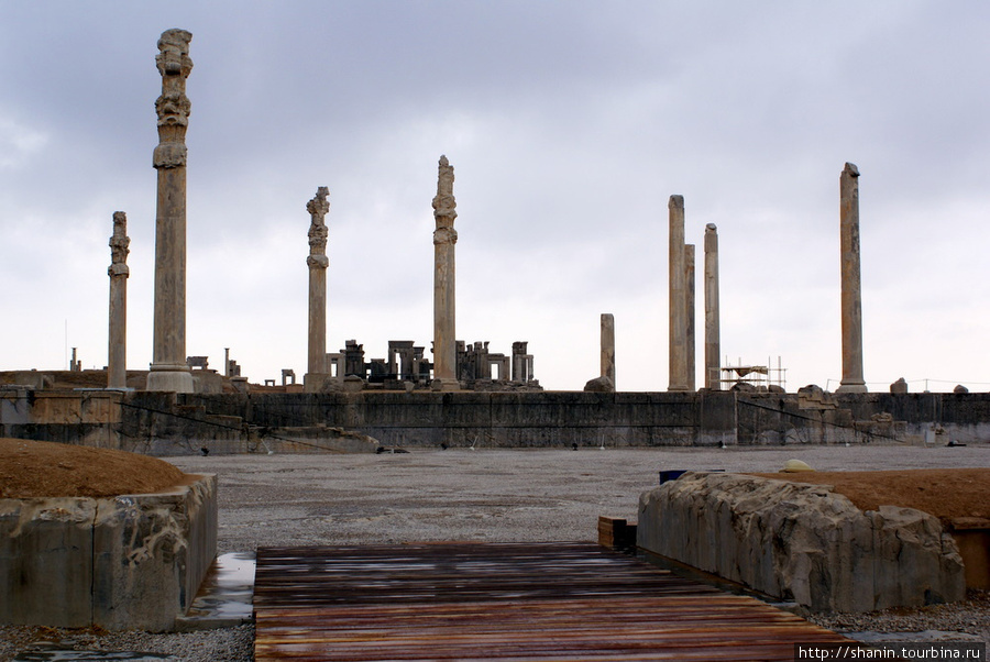 Колонны в Персеполе Персеполь древний город, Иран