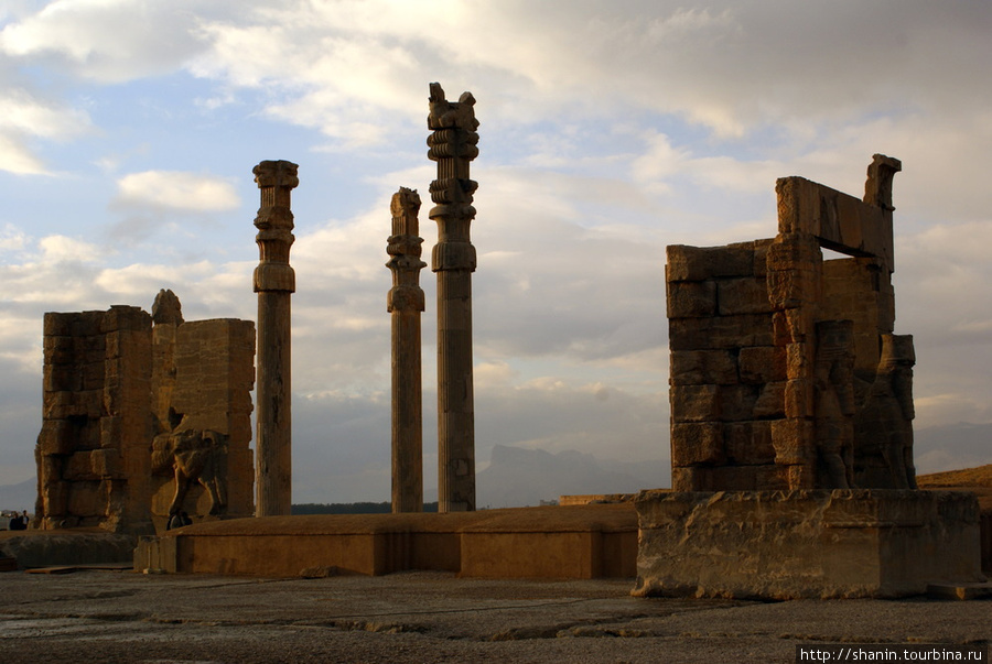 Колонны Персеполиса на закате Персеполь древний город, Иран