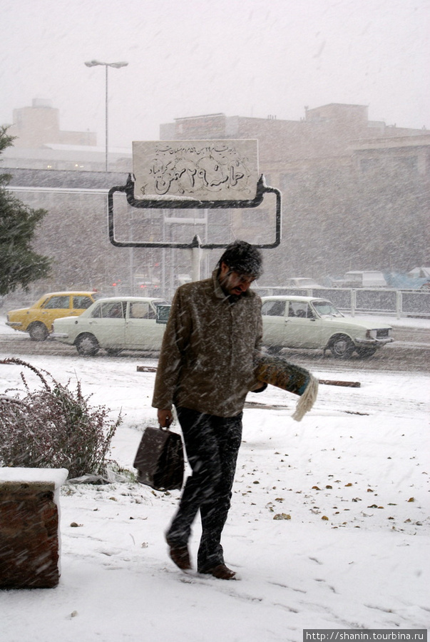 После неожиданного снегопада на улице в Тебризе Тебриз, Иран