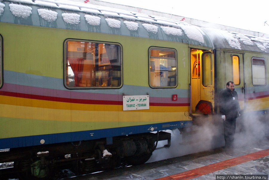 Поезд на платформе в Тебризе Тебриз, Иран
