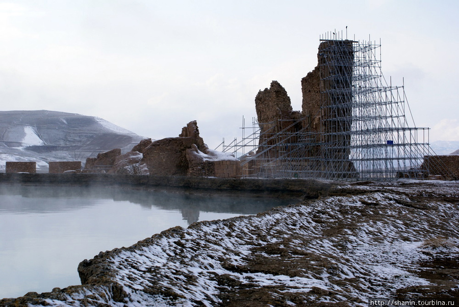 Руины на берегу озера Провинция Западный Азербайджан, Иран