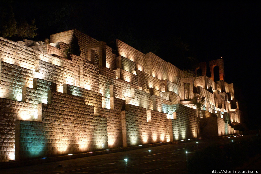 У ворот Корана ночью Шираз, Иран