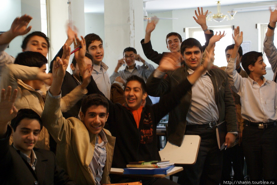 Обучение раздельное -школы для мальчиков и девочек Шираз, Иран