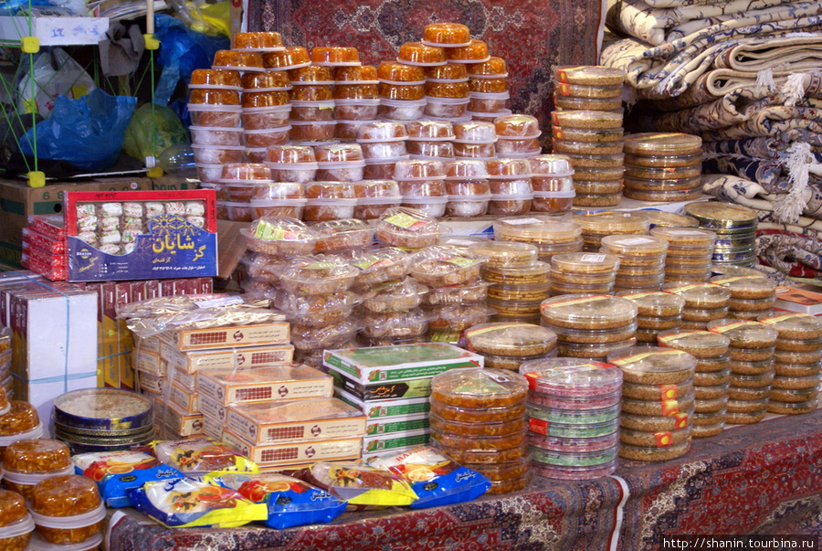 Иранские восточные сладости — на рынке в Ширазе Шираз, Иран