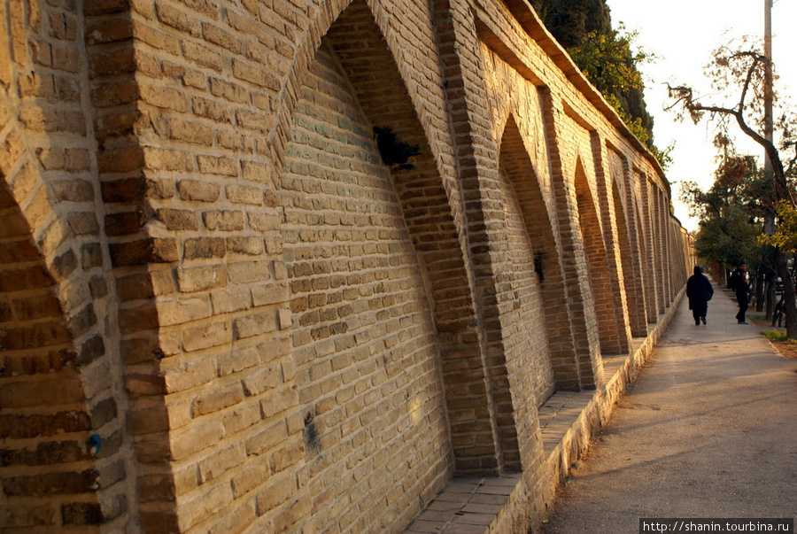Стена Шираз, Иран
