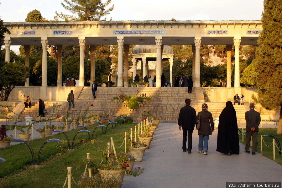 Арамгахе Хафез — гробница поэта Хафиза Шираз, Иран