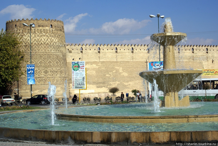 На площади Шохада у крепости в Ширазе Шираз, Иран