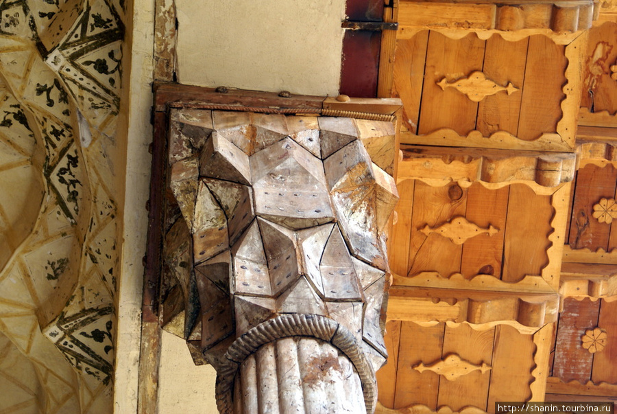 Деревянная колонна и деревянный потолок Шираз, Иран