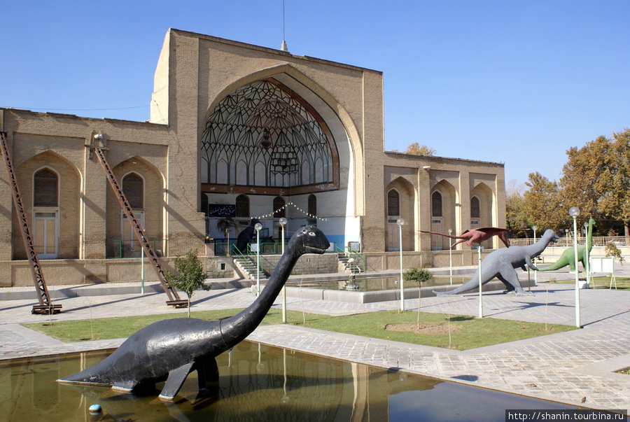 Музей естествознания — за стеной дворца Чехель Сотун Исфахан, Иран