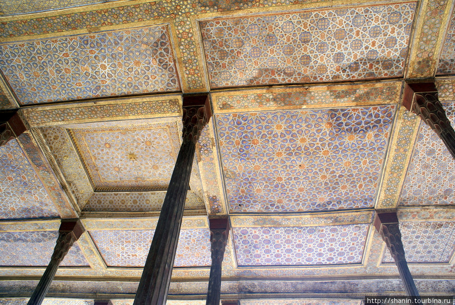 Деревянный потолок галереи перед входом во дворец Чехель Сотун Исфахан, Иран