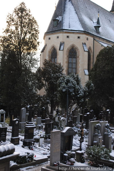 Кладбище окружает знаменитый собор Петра и Павла Прага, Чехия