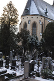 Кладбище окружает знаменитый собор Петра и Павла