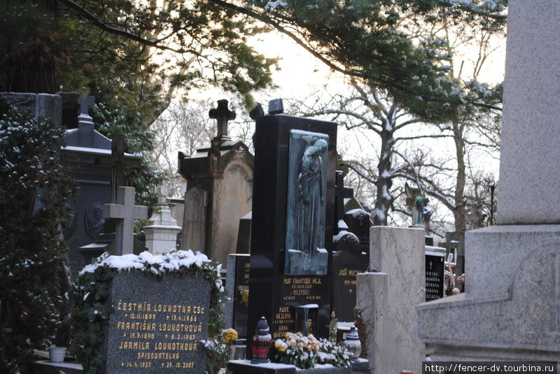 Все надгробия здесь поддерживаются в идеальном состоянии и регулярно реставрируются Прага, Чехия