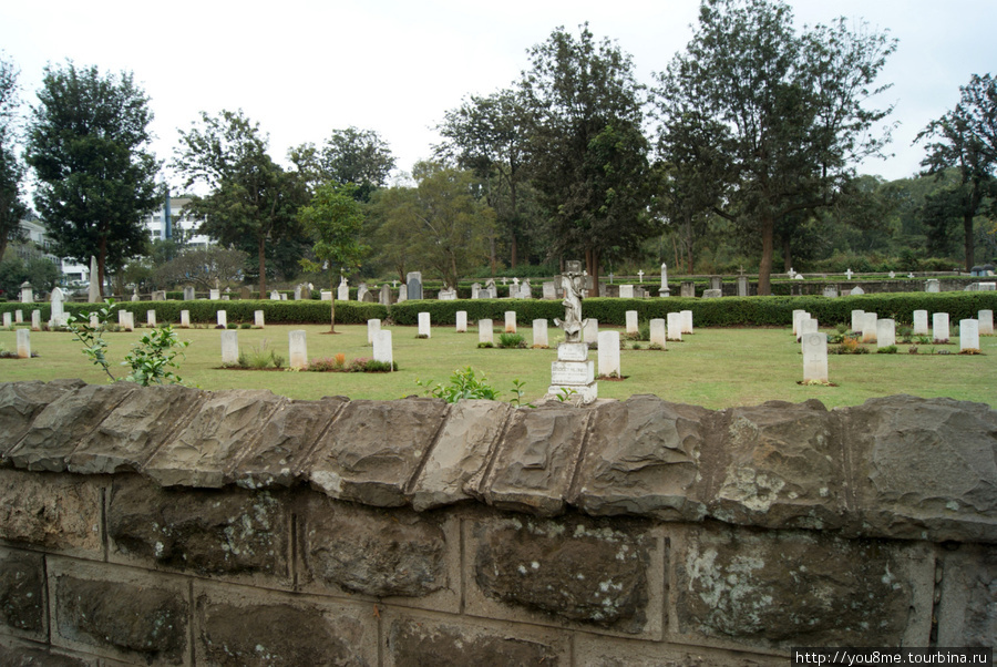 кладбище — очевидно память жертвам каких-то репрессий Найроби, Кения