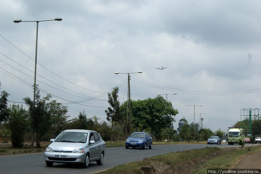 дорога рядом с аэродромом Найроби, Кения