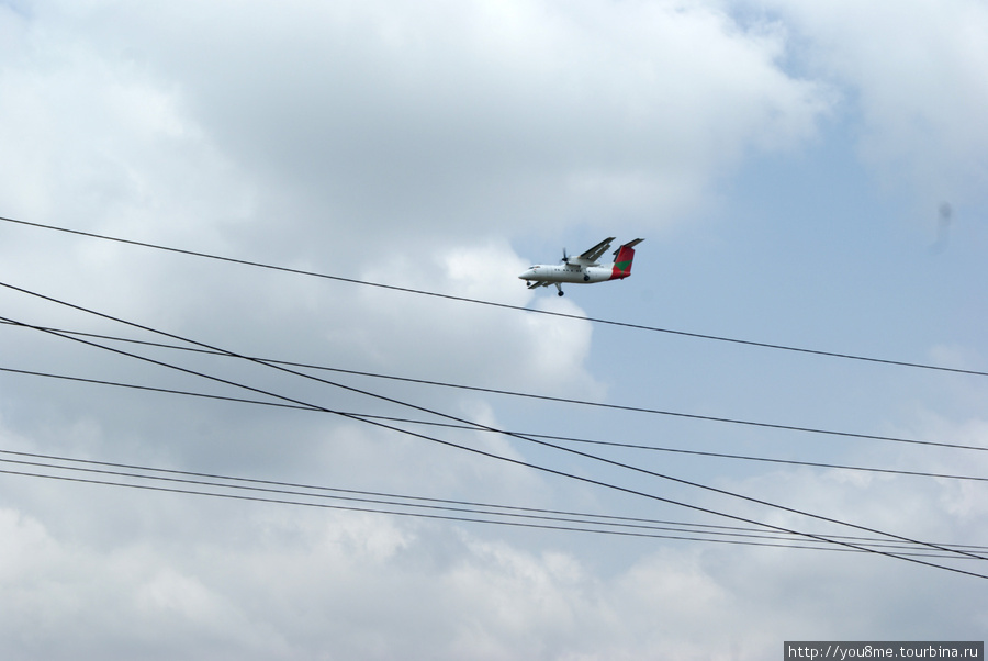 самолет идет на посадку Найроби, Кения