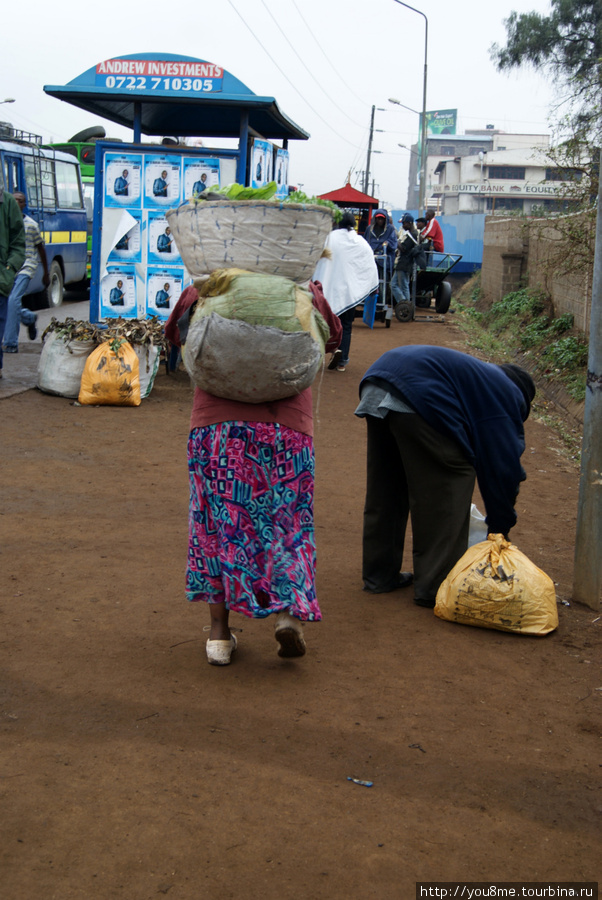 деревенские жители, только они приезжают на станцию с такими мешками ) Найроби, Кения