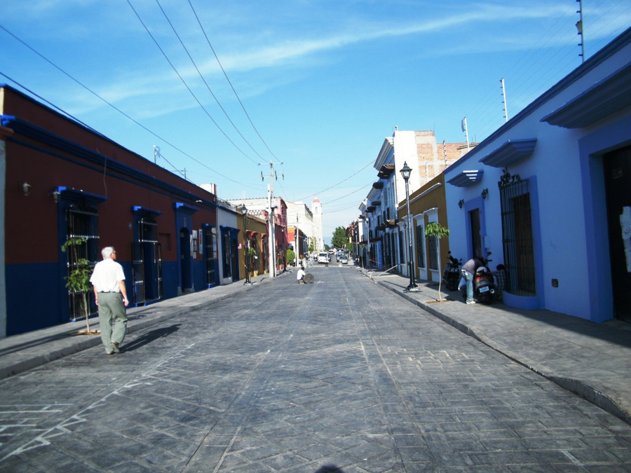 Типичная улица исторической части города Оахака, Мексика