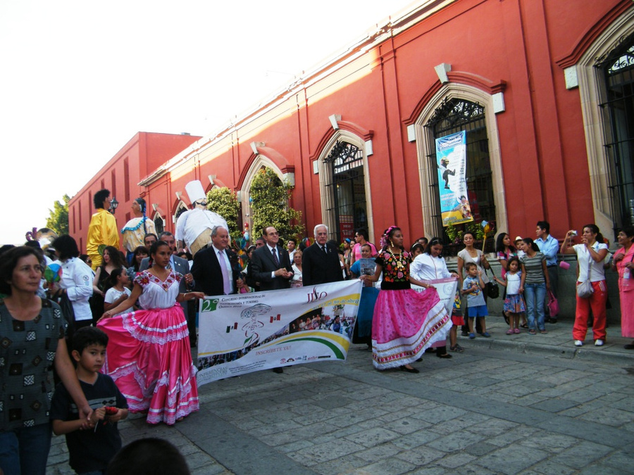 Карнавал преследует на всюду Оахака, Мексика