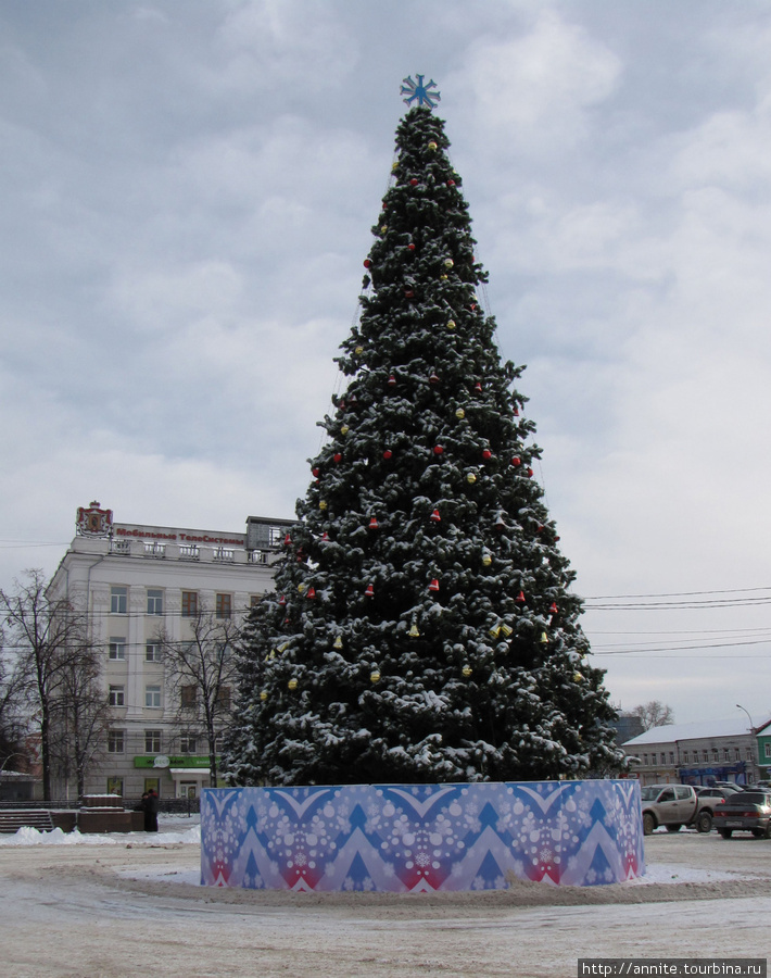 Новогодняя красавица на площади Ленина. Рязань, Россия