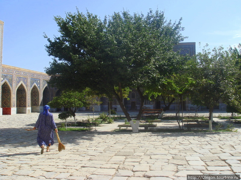 Подметаем площадь Регистан Самарканд, Узбекистан