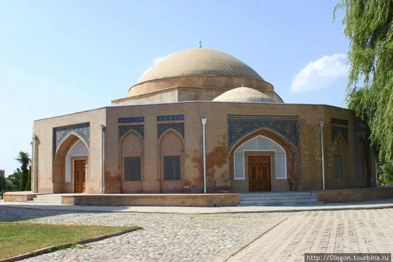 Сзади медресе Шер-Дор расположен торговый купол Чорсу, шестигранное купольное здание было построено в XV веке Самарканд, Узбекистан