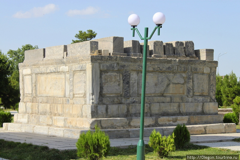 К востоку от медресе Тилля-Кари находится мавзолей Шейбанидов, что представляет нагромождение надгробий, самое старое относится к XVI веку Самарканд, Узбекистан