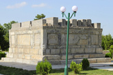 К востоку от медресе Тилля-Кари находится мавзолей Шейбанидов, что представляет нагромождение надгробий, самое старое относится к XVI веку