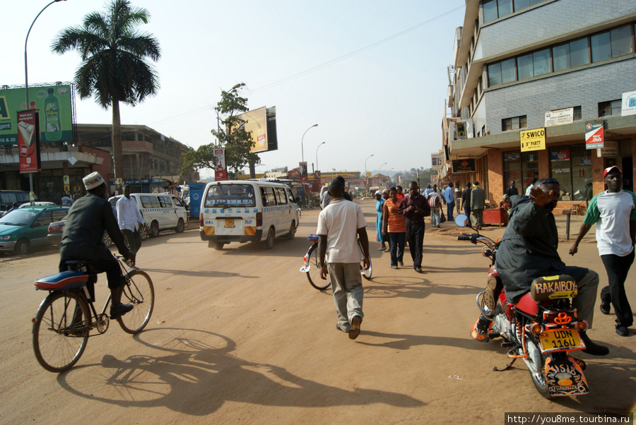 велосипедист и его тень Кампала, Уганда