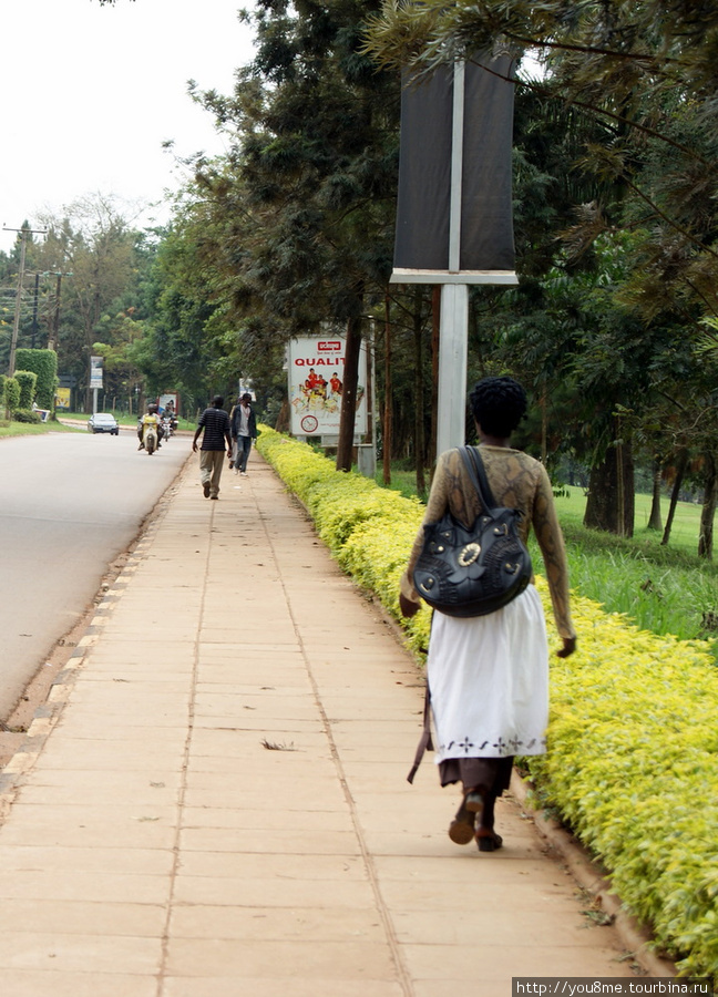 девушка в белой юбке Кампала, Уганда