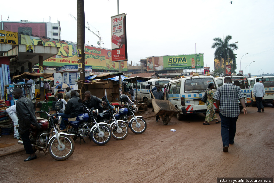 городской транспорт у рынка Кампала, Уганда