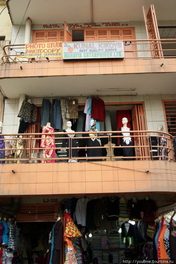 манекены на балконе Кампала, Уганда