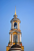 Колокольня Ризоположенского монастыря стала местом гнездования стрижей и ласточек.