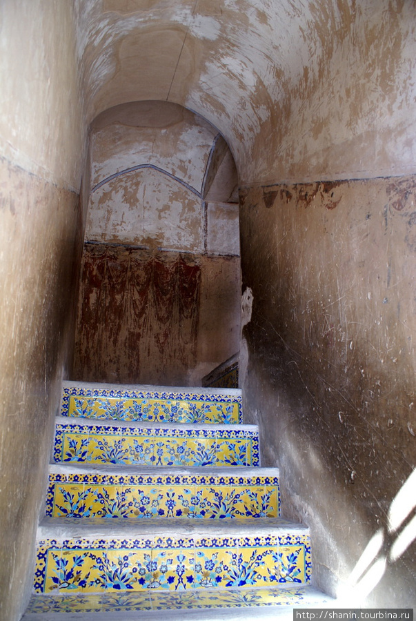 Лестница во дворце Али Капу Исфахан, Иран