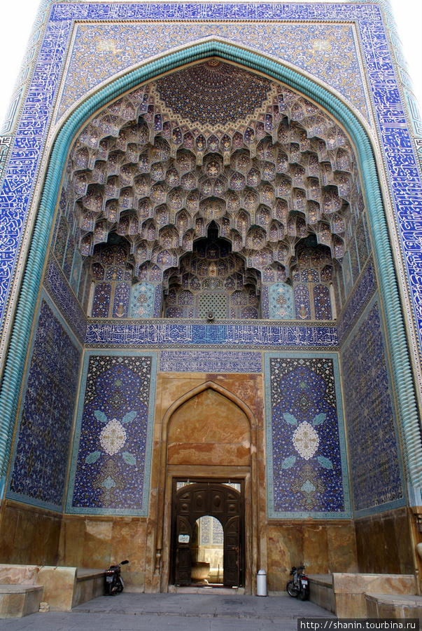 Вход в мечеть Имама на площади Имама Хомейни Исфахан, Иран