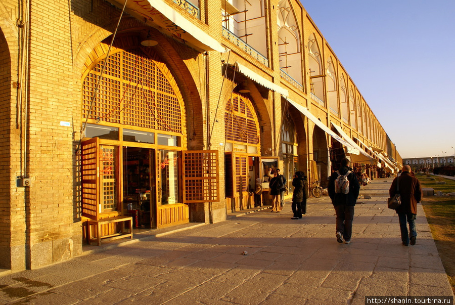 Ряд магазинчиков на площади Имама Хомейни Исфахан, Иран